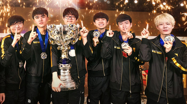 一位在足球 一位在足球